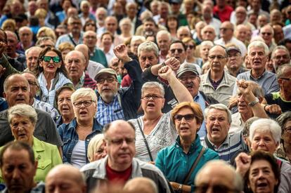 Los pensionistas vizcaínos realizan su concentración semanal en Bilbao, en demanda de unas pensiones públicas dignas. 