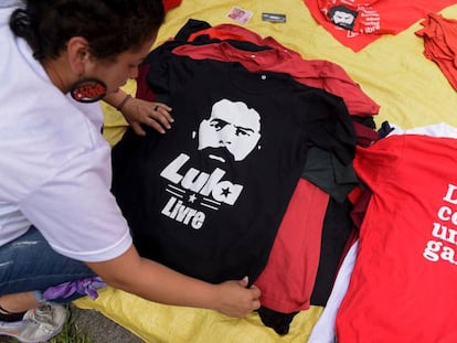 Apoiadora do ex-presidente Lula mostra camiseta com os dizeres 