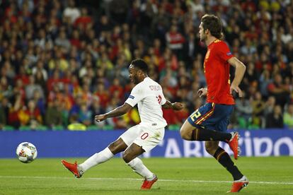 El jugador de la selección inglesa, Sterling, dispara a portería para marcar el primer gol de su equipo ante España.