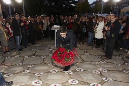 López ha cerrado su último acto de campaña con una ofrenda floral en recuerdo de las víctimas del terrorismo.