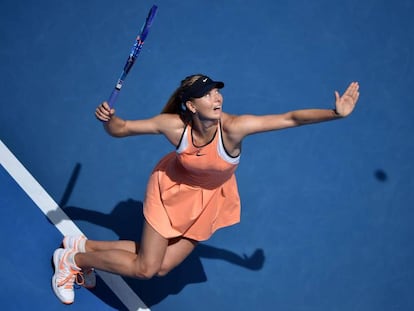 Sharapova sirve durante un partido de este a&ntilde;o en Melbourne.