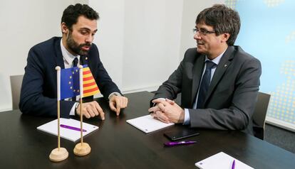 Reuni&oacute; entre Roger Torrent i Carles Puigdemont, a Brussel&middot;les.