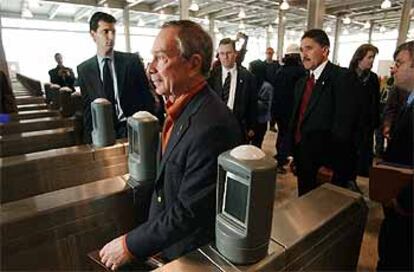 Michael Bloomberg atraviesa los torniquetes de entrada en la nueva estación.