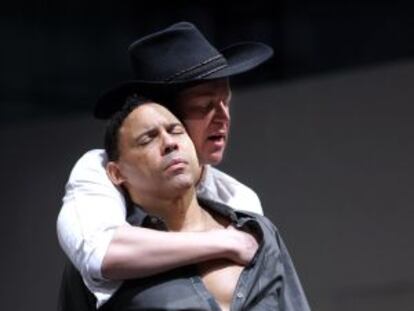 Daniel Okulitch y Tom Randle en el ensayo de 'Brokeback mountain'.