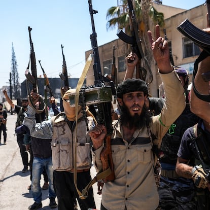 Mazra'a (Syrian Arab Republic), 18/07/2025.- Fighters from Bedouin tribes deploy in the Druze-majority town of Mazra'a in the Suwayda countryside in southern Syria, 18 July 2025.
Several Bedouin tribes declared a general mobilization to fight against Druze factions after local Druze factions displaced Bedouin families and killed dozens of them. (Siria) EFE/EPA/AHMAD FALLAHA

