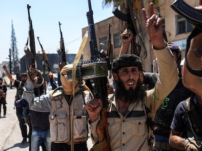 Mazra'a (Syrian Arab Republic), 18/07/2025.- Fighters from Bedouin tribes deploy in the Druze-majority town of Mazra'a in the Suwayda countryside in southern Syria, 18 July 2025.
Several Bedouin tribes declared a general mobilization to fight against Druze factions after local Druze factions displaced Bedouin families and killed dozens of them. (Siria) EFE/EPA/AHMAD FALLAHA