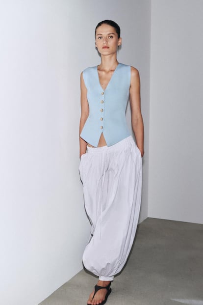 Este top chaleco en punto liso de Zara, con escote de pico está disponible en cuatro colores pensados para construir el armario de trabajo veraniego fácil e impecable. Los botones de acabado metálico rematan este diseño que aspira a convertirse en básico imprescindible. (25.95 euros).