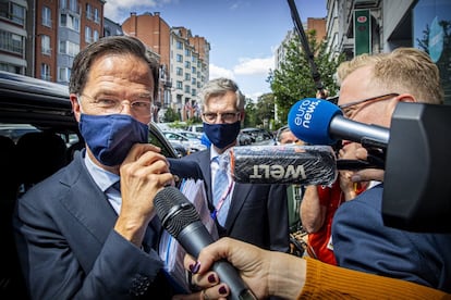 El Gobierno del holandés Mark Rutte (que atiendo a los medios en la fotografía) quería que los países se comprometieran a hacer reformas y desconfiaba de la Comisión, que hace solo un año mostró manga ancha con Italia cuando decidió romper las reglas fijadas en el Pacto de Estabilidad y Crecimiento.