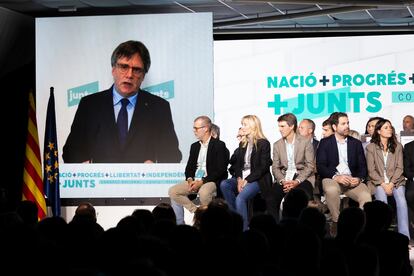 Dirigentes de Junts siguen la intervención por videoconferencia de Carles Puigdemont este domingo en Calella (Barcelona).