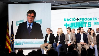 Dirigentes de Junts siguen la intervención por videoconferencia de Carles Puigdemont este domingo en Calella (Barcelona).