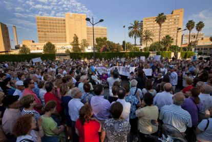 Vecinos de los barrios del entorno del antiguo hospital La Fe de Valencia, ayer, durante la protesta.