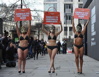 Activistas de PETA protestan contra el uso de pieles de animales exóticos en la industria de la moda fuera de 180 The Strand, en el centro de Londres (Inglaterra), al comienzo de la Semana de la Moda de Londres.