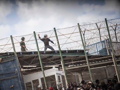 Cientos de personas que lograron traspasar el puesto fronterizo y evitar la avalancha son contenidos por la Guardia Civil en Melilla.