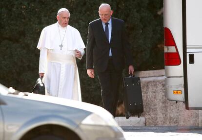 Domenico Giani junto al Papa Francisco.