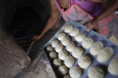 La emprendedora Guadalupe Jiménez se dispone a hornear el pan después de su amasado.