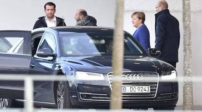 Merkel abandona la cancillería, este sábado en Berlín.