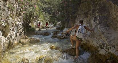 Un grupo de excursionistas por el río Chíllar.