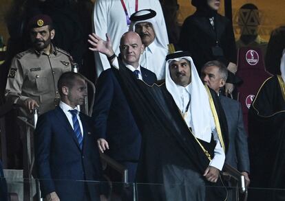 El emir de Qatar saludaba el domingo en la final del Mundial, con Gianni Infantino detrás.