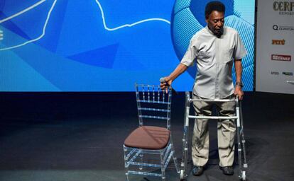 Pelé en el acto del pasado lunes con un andador.