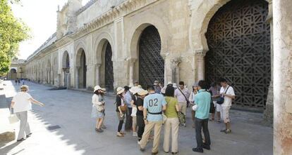 Turistas en el lateral del patio de la Mezquita de Córdoba.
