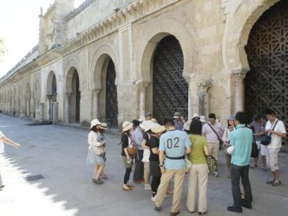 Turistas en el lateral del patio de la Mezquita de C&oacute;rdoba.