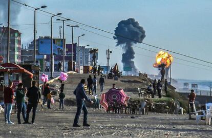 Las Fuerzas Armadas israelíes han desplegado una brigada de carros de combate en la frontera. Los aviones de combate israelíes han comenzado a atacar la Oficina de Seguridad Interior de Hamas en el barrio de Rimal, en la Franja de Gaza. En la imagen, vista desde Gaza de los ataques aéreos israelíes en respuesta a los cohetes lanzados por militares palestinos, el 4 de mayo.