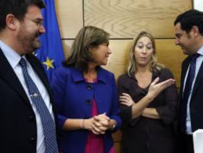 La ministra de Sanidad, Servicios Sociales e Igualdad, Ana Mato (2i), junto a los consejeros del País Vasco, Juan María Aburto (i), y de Cataluña, Neus Munté, y el secretario de Estado de Servicios Sociales e Igualdad, Juan Manuel Moreno (d).