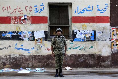 Un soldado egipcio custodia un colegio electoral de la capital, en las primeras elecciones después de la caída de Mubarak.