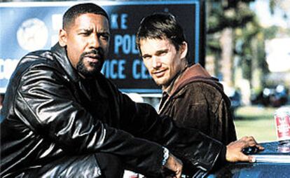 Denzel Washington, a la izquierda, junto a Ethan Hawke, en el filme <b></b><i>Día de entrenamiento.</i>