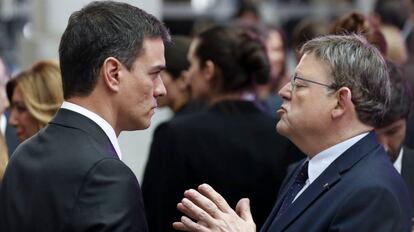 El líder socialista, Pedro Sánchez, conversa con el presidente valenciano, Ximo Puig, durante la cena con motivo del 40 Aniversario de el EL PAÍS.