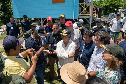 El presidente Gustavo Petro, en el centro de la imagen, rodeado de habitantes de la isla de Providencia, en Colombia, este lunes.