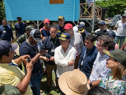 El presidente Gustavo Petro, en el centro de la imagen, rodeado de habitantes de la isla de Providencia, en Colombia, este lunes.