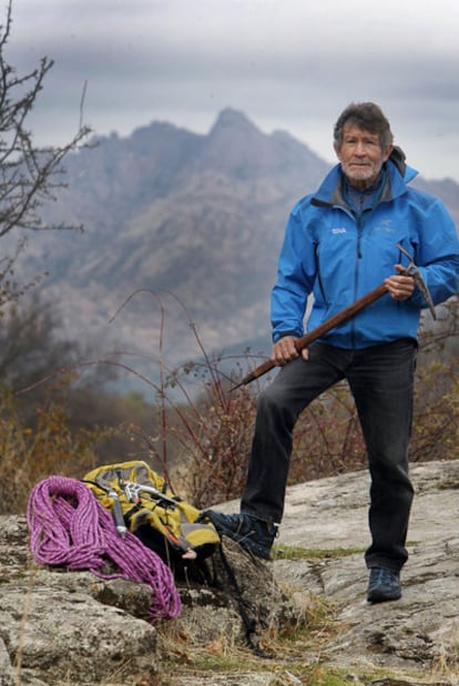 Carlos Soria sostiene un piolet de 1973, con el que participó en la primera expedición española al Himalaya. Al fondo, la Sierra de Guadarrama, donde se enamoró de la montaña a los 14 años.