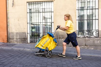 Una cartera de Correos, en el barrio de Lavapiés de Madrid.