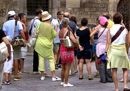 Un grupo de turistas en el Barri Gòtic de Barcelona.