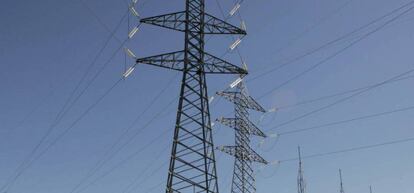 El precio mayorista de la luz baja 23% en el primer día del tope al gas