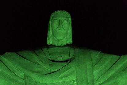 El Cristo redentor de Río de Janeiro (Brasil) es iluminado de verde en honor al día de San Patricio.