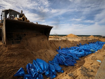 Una excavadora entierra los cuerpos de 111 palestinos muertos por los ataques israelíes en una fosa común, este miércoles en Khan Younis, Gaza.