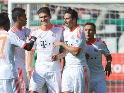 Los jugadores del Bayern celebran un tanto Mario G&oacute;mez, en el centro.