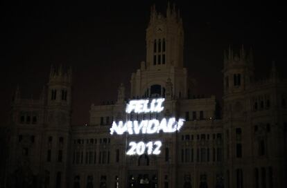 Mensaje proyectado sobre la sede del ayuntamiento de Madrid durante el espectáculo de luz y sonido.