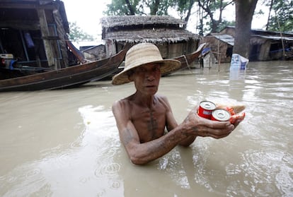 Un hombre recibe ayuda en Nyaung Tone, una de las localidades afectadas por las inundaciones que han asolado varia regiones de Myanmar.