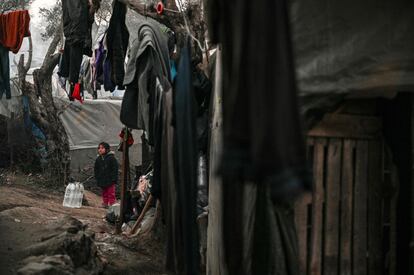 Una niña camina entre las tiendas del campo de refugiados de Moria, en la isla de Lesbos (Grecia).