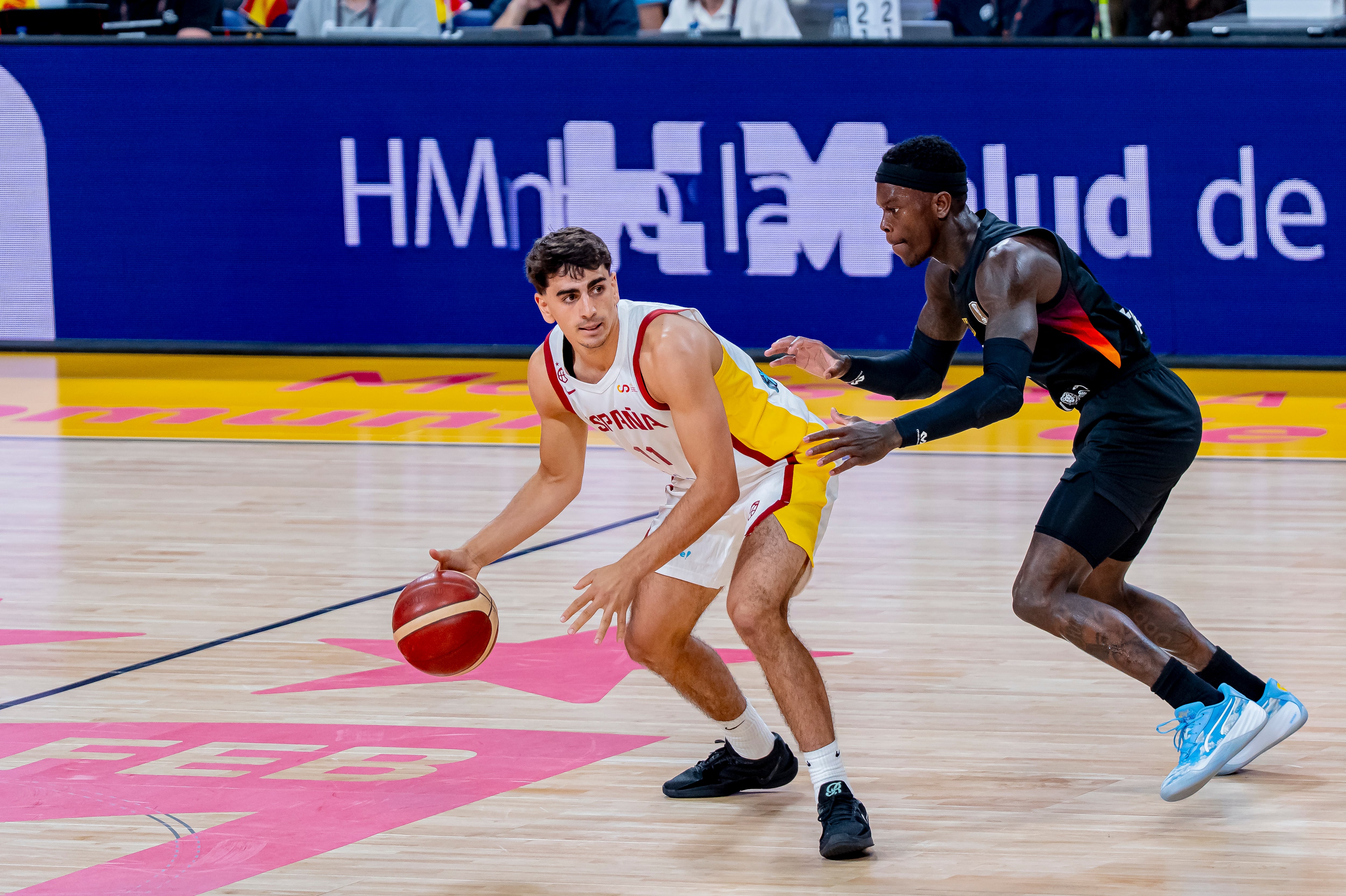 Álvaro Cárdenas, ante Schröder en el España-Alemania preparatorio para el Eurobasket de 2025.