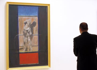 Una persona observa en el Museo Guggenheim Bilbao el cuadro "paiting 1950" del artista Francis Bacon.