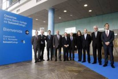 El presidente del Banco Sabadell, Josep Oliu (4i), a las puertas del Palacio de Congresos y Exposiciones de A Coruña, donde han ofrecido una rueda de prnsa tras la reciente adquisición del Banco Gallego y la puesta en marcha de Sabadell Gallego.