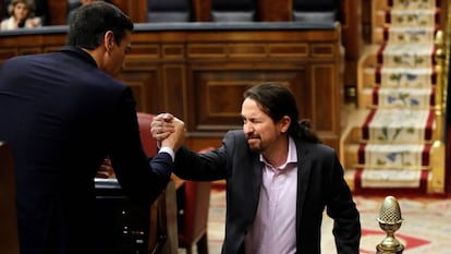 El líder de Unidas Podemos, Pablo Iglesias, saluda a Pedro Sánchez, tras su intervención ante el pleno del Congreso.