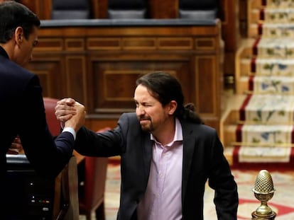 El líder de Unidas Podemos, Pablo Iglesias, saluda a Pedro Sánchez, tras su intervención ante el pleno del Congreso.