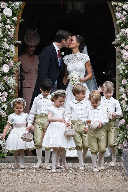 La primera imagen de Pippa Middleton y James Matthews como marido y mujer.