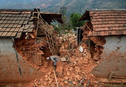 Lo peor puede estar en las áreas rurales más inaccesibles. En la imagen, un hombre retira escombros en Sindhupalchow (Nepal), el 28 de abril de 2015.