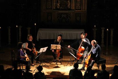 El grupo brit&aacute;nico Fretwork interpreta las &#039;Variaciones Goldberg&#039; en en la iglesia del Carmen de Jaca, Huesca. 